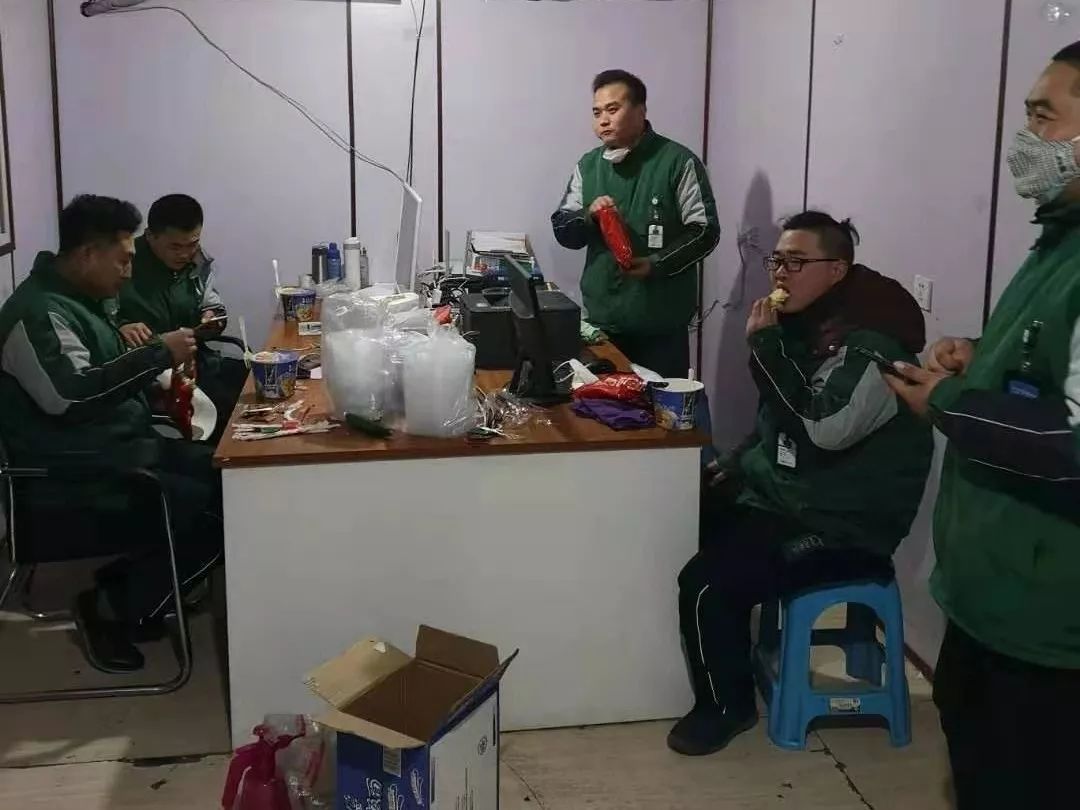 工作人员饿了就在办公室啃包方便面